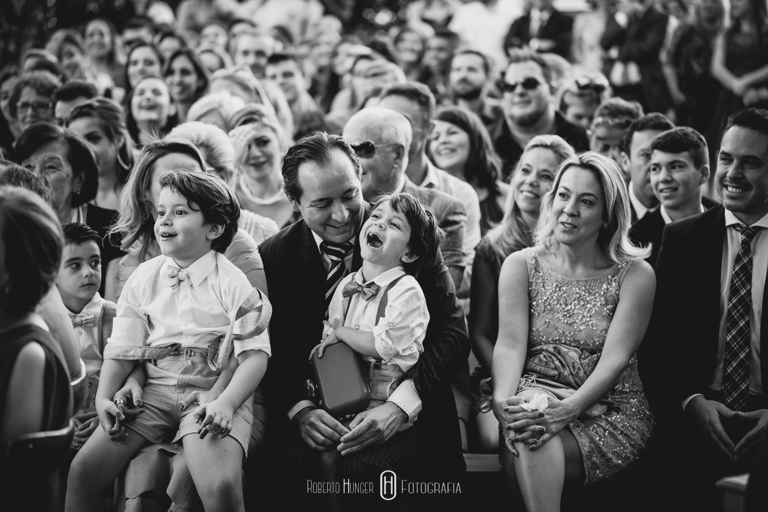 Fotografia: Roberto Hunger Fotografia ; Fazenda e Haras São Bento ; cerimonial: Primas Cerimonial; Celebrante: Edu Toledo;Make/Cabelo: Juninho Makehair; Buffet: Buffet Hernandes Gastronomia; Doce de Leite Bem-casaderia; Regina Bolos; Banda Tribals; Pertrini Wedding Band; Vestido: Casamarela (@casamarelanoivas); Araujo’s Bartenders; Kombi Pics