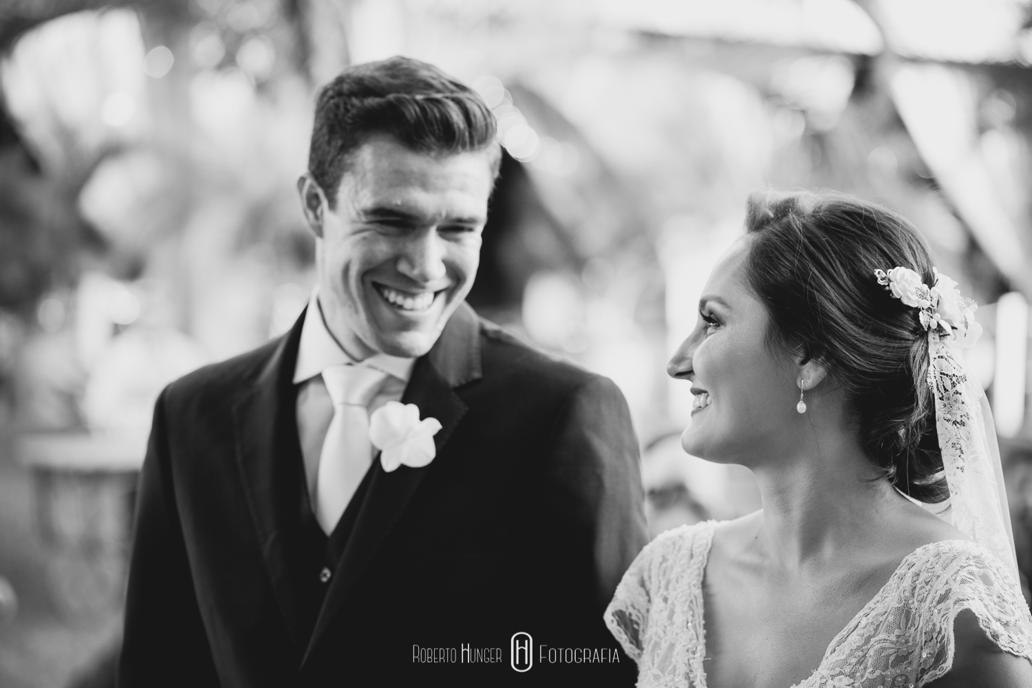 Fotografia: Roberto Hunger Fotografia ; Fazenda e Haras São Bento ; cerimonial: Primas Cerimonial; Celebrante: Edu Toledo;Make/Cabelo: Juninho Makehair; Buffet: Buffet Hernandes Gastronomia; Doce de Leite Bem-casaderia; Regina Bolos; Banda Tribals; Pertrini Wedding Band; Vestido: Casamarela (@casamarelanoivas); Araujo’s Bartenders; Kombi Pics