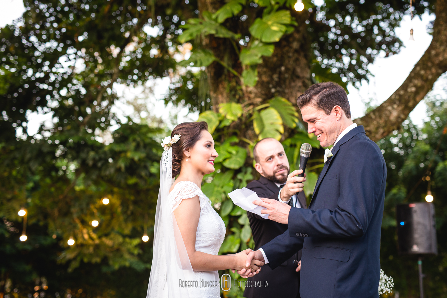 Fotografia: Roberto Hunger Fotografia ; Fazenda e Haras São Bento ; cerimonial: Primas Cerimonial; Celebrante: Edu Toledo;Make/Cabelo: Juninho Makehair; Buffet: Buffet Hernandes Gastronomia; Doce de Leite Bem-casaderia; Regina Bolos; Banda Tribals; Pertrini Wedding Band; Vestido: Casamarela (@casamarelanoivas); Araujo’s Bartenders; Kombi Pics