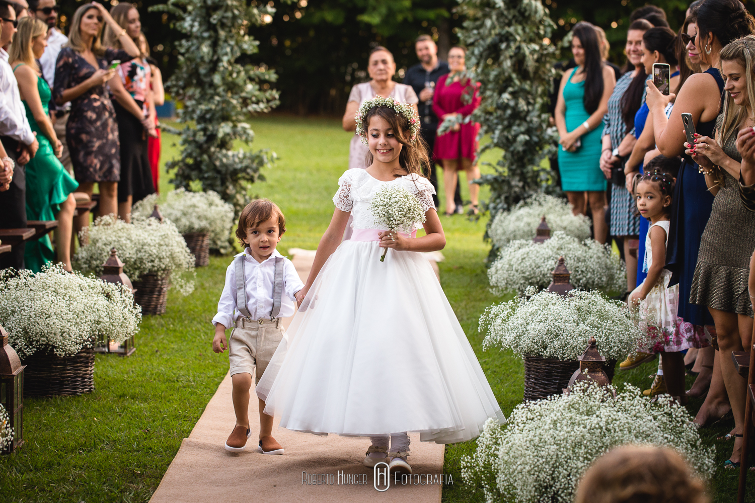 Fotografia: Roberto Hunger Fotografia ; Fazenda e Haras São Bento ; cerimonial: Primas Cerimonial; Celebrante: Edu Toledo;Make/Cabelo: Juninho Makehair; Buffet: Buffet Hernandes Gastronomia; Doce de Leite Bem-casaderia; Regina Bolos; Banda Tribals; Pertrini Wedding Band; Vestido: Casamarela (@casamarelanoivas); Araujo’s Bartenders; Kombi Pics
