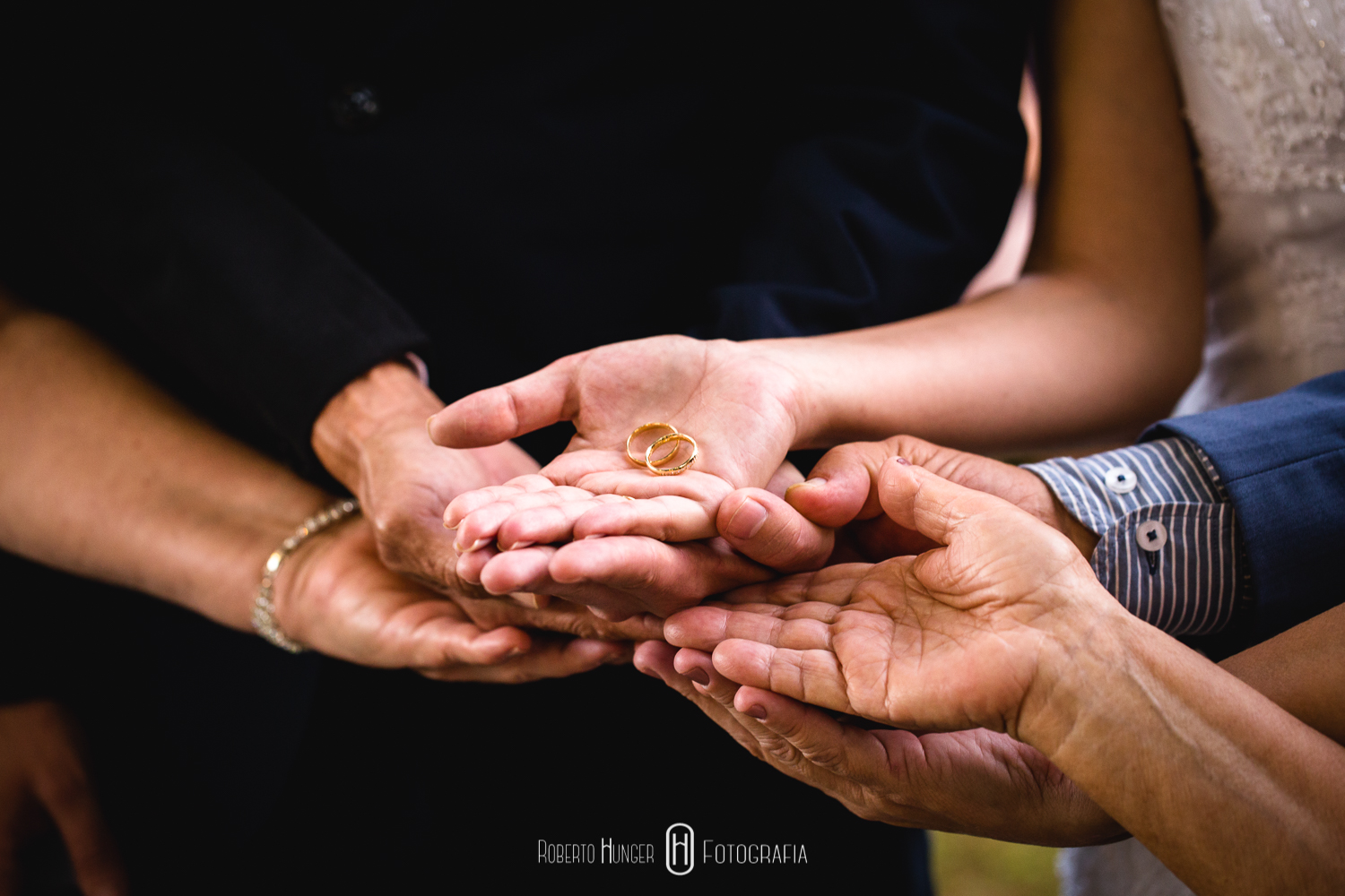 Fotografia: Roberto Hunger Fotografia ; Fazenda e Haras São Bento ; cerimonial: Primas Cerimonial; Celebrante: Edu Toledo;Make/Cabelo: Juninho Makehair; Buffet: Buffet Hernandes Gastronomia; Doce de Leite Bem-casaderia; Regina Bolos; Banda Tribals; Pertrini Wedding Band; Vestido: Casamarela (@casamarelanoivas); Araujo’s Bartenders; Kombi Pics