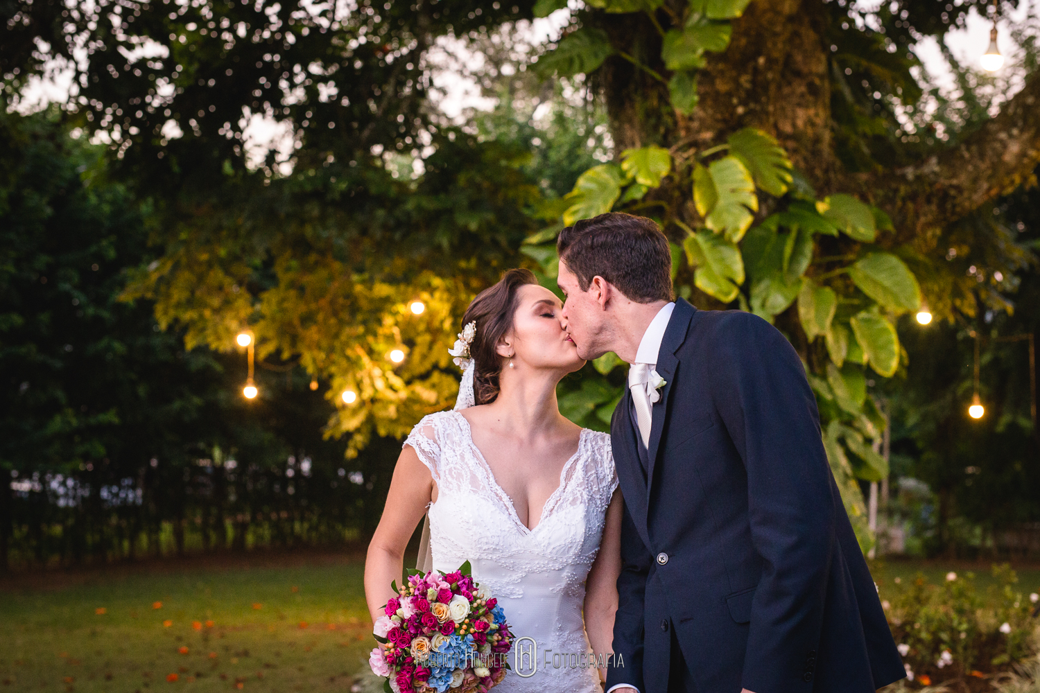 Fotografia: Roberto Hunger Fotografia ; Fazenda e Haras São Bento ; cerimonial: Primas Cerimonial; Celebrante: Edu Toledo;Make/Cabelo: Juninho Makehair; Buffet: Buffet Hernandes Gastronomia; Doce de Leite Bem-casaderia; Regina Bolos; Banda Tribals; Pertrini Wedding Band; Vestido: Casamarela (@casamarelanoivas); Araujo’s Bartenders; Kombi Pics