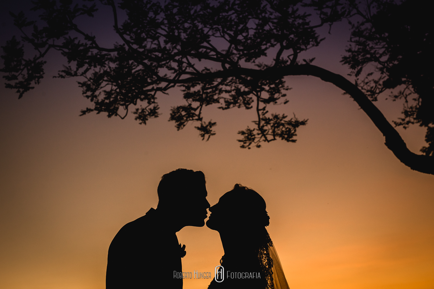 Como organizar um elopement wedding nas montanhas, onde casar no estilo elopement wedding, o que é elopement wedding., Fotografia: Roberto Hunger Fotografia ; Fazenda e Haras São Bento ; cerimonial: Primas Cerimonial; Celebrante: Edu Toledo;Make/Cabelo: Juninho Makehair; Buffet: Buffet Hernandes Gastronomia; Doce de Leite Bem-casaderia; Regina Bolos; Banda Tribals; Pertrini Wedding Band; Vestido: Casamarela (@casamarelanoivas); Araujo’s Bartenders; Kombi Pics