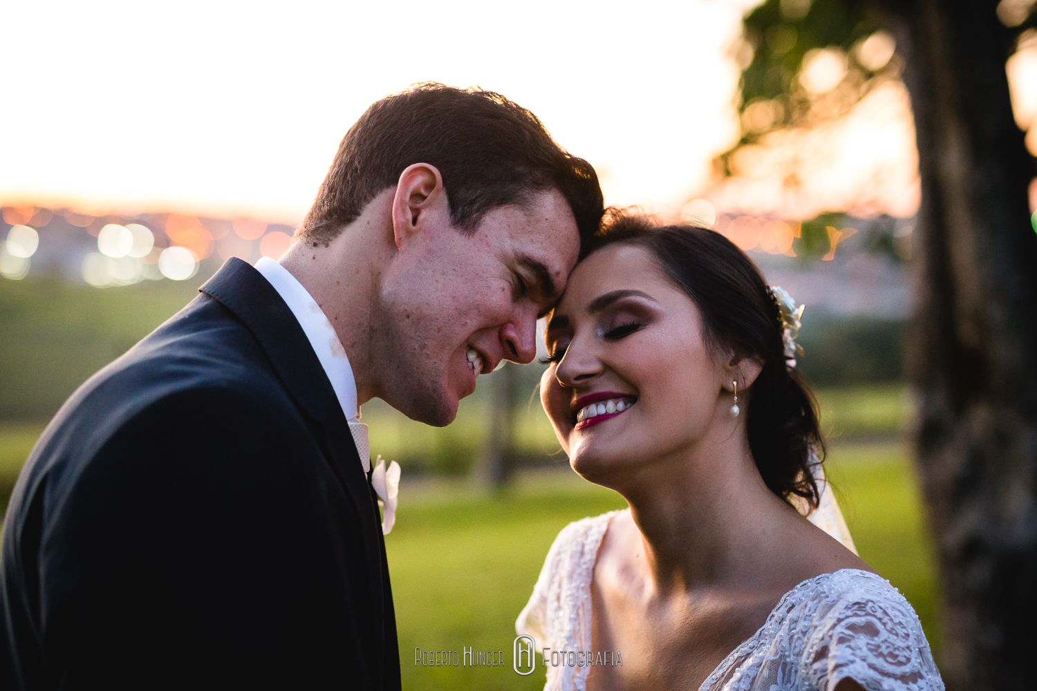 Fotografia: Roberto Hunger Fotografia ; Fazenda e Haras São Bento ; cerimonial: Primas Cerimonial; Celebrante: Edu Toledo;Make/Cabelo: Juninho Makehair; Buffet: Buffet Hernandes Gastronomia; Doce de Leite Bem-casaderia; Regina Bolos; Banda Tribals; Pertrini Wedding Band; Vestido: Casamarela (@casamarelanoivas); Araujo’s Bartenders; Kombi Pics