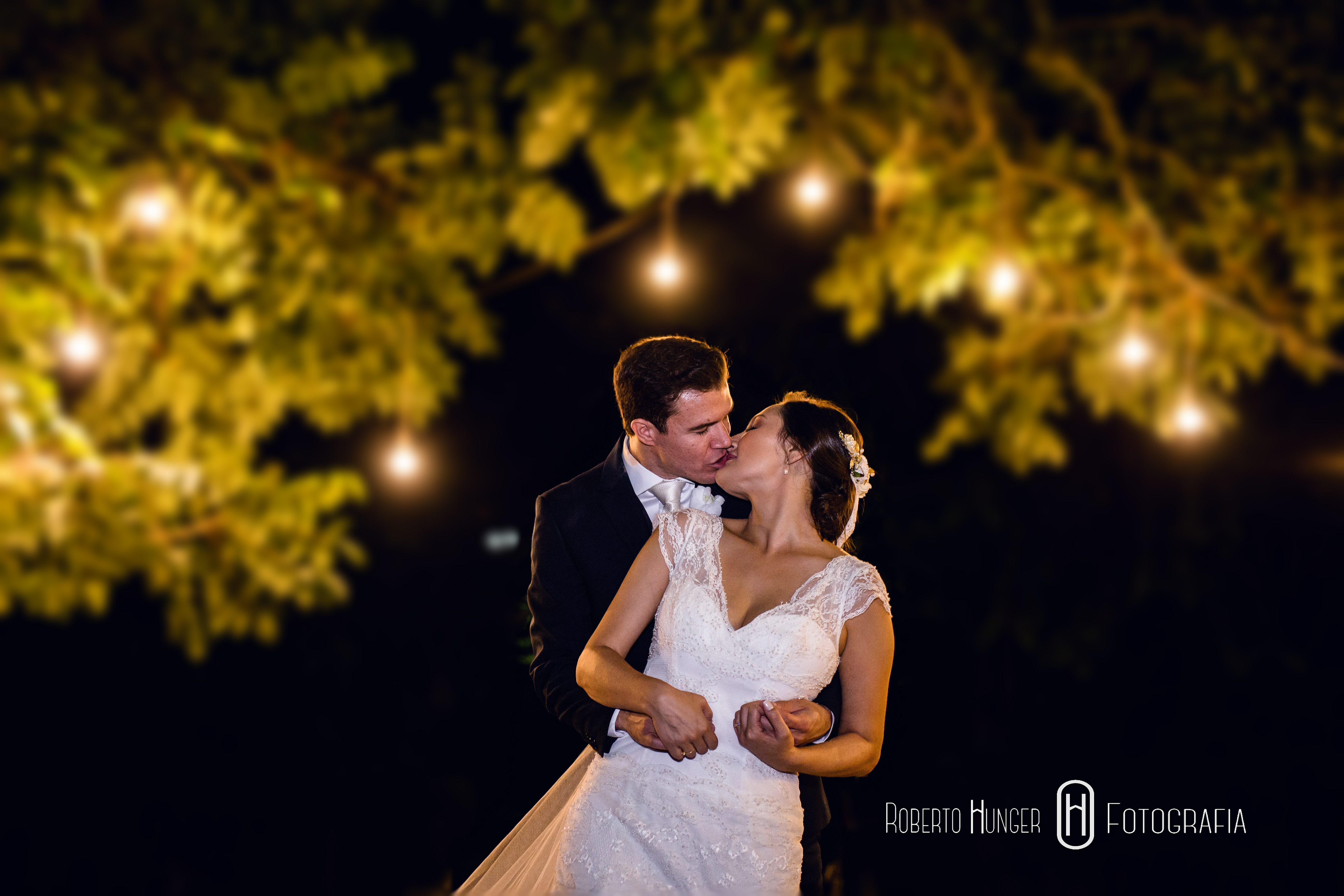 Fotografia: Roberto Hunger Fotografia ; Fazenda e Haras São Bento ; cerimonial: Primas Cerimonial; Celebrante: Edu Toledo;Make/Cabelo: Juninho Makehair; Buffet: Buffet Hernandes Gastronomia; Doce de Leite Bem-casaderia; Regina Bolos; Banda Tribals; Pertrini Wedding Band; Vestido: Casamarela (@casamarelanoivas); Araujo’s Bartenders; Kombi Pics