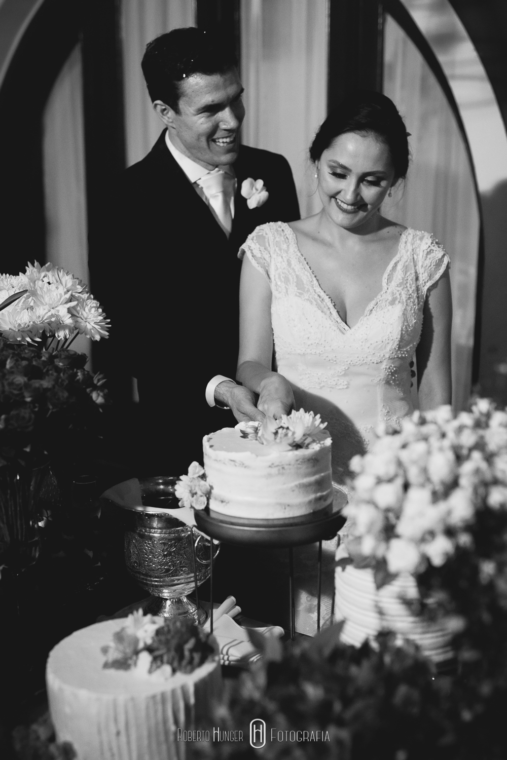 Noiva alegre em festa de casamento, fotos de festa de casamento super animada, roberto hunger fotografia, noivas extrema mg, noivas monte verde, Fazenda e Haras São Bento, decoração de casamento no campo, casamento decorado com flores, decoração de luxo para casamento, casamento de luxo em minas gerais, onde casar em bragança paulista,