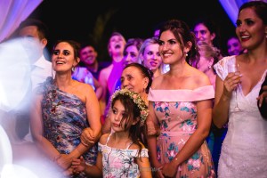 Noiva alegre em festa de casamento, fotos de festa de casamento super animada, roberto hunger fotografia, noivas extrema mg, noivas monte verde, Fazenda e Haras São Bento, decoração de casamento no campo, casamento decorado com flores, decoração de luxo para casamento, casamento de luxo em minas gerais, onde casar em bragança paulista,