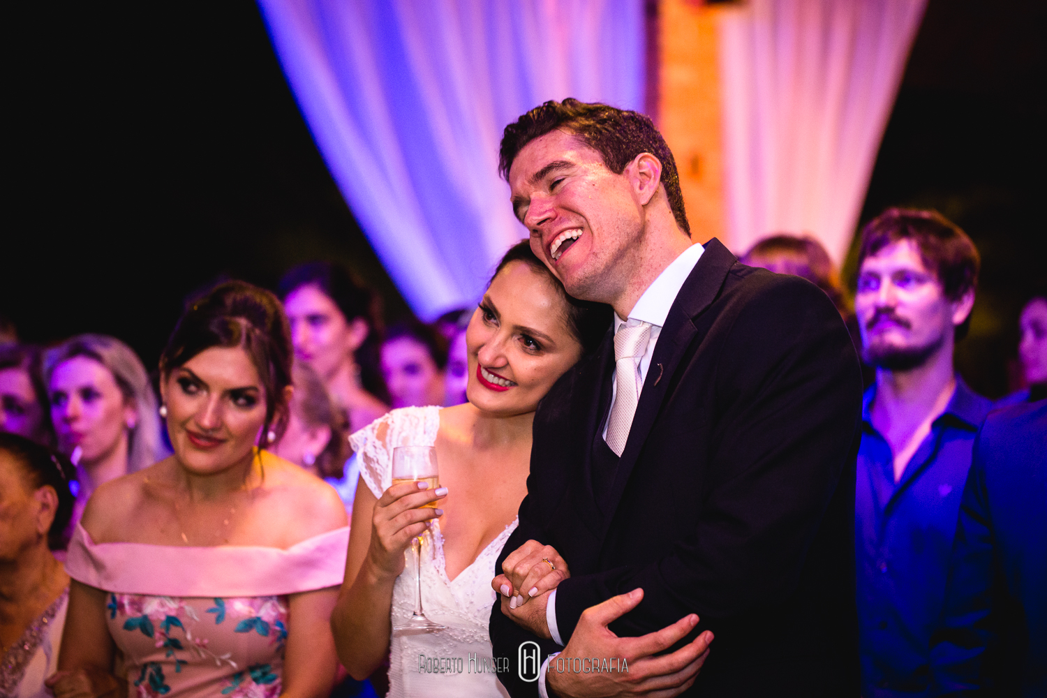 Noiva alegre em festa de casamento, fotos de festa de casamento super animada, roberto hunger fotografia, noivas extrema mg, noivas monte verde, Fazenda e Haras São Bento, decoração de casamento no campo, casamento decorado com flores, decoração de luxo para casamento, casamento de luxo em minas gerais, onde casar em bragança paulista,