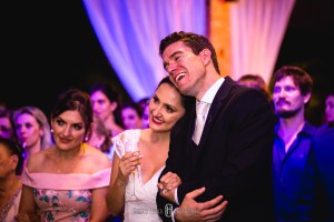 Noiva alegre em festa de casamento, fotos de festa de casamento super animada, roberto hunger fotografia, noivas extrema mg, noivas monte verde, Fazenda e Haras São Bento, decoração de casamento no campo, casamento decorado com flores, decoração de luxo para casamento, casamento de luxo em minas gerais, onde casar em bragança paulista,