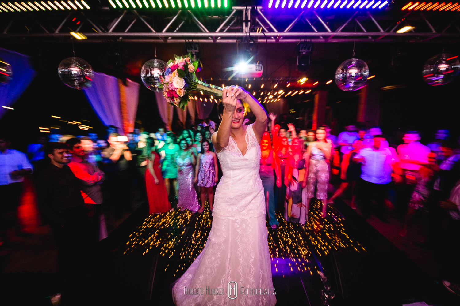 Noiva alegre em festa de casamento, fotos de festa de casamento super animada, roberto hunger fotografia, noivas extrema mg, noivas monte verde, Fazenda e Haras São Bento, decoração de casamento no campo, casamento decorado com flores, decoração de luxo para casamento, casamento de luxo em minas gerais, onde casar em bragança paulista,