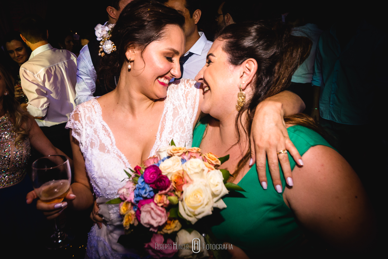 Fotografia: Roberto Hunger Fotografia ; Fazenda e Haras São Bento ; cerimonial: Primas Cerimonial; Celebrante: Edu Toledo;Make/Cabelo: Juninho Makehair; Buffet: Buffet Hernandes Gastronomia; Doce de Leite Bem-casaderia; Regina Bolos; Banda Tribals; Pertrini Wedding Band; Vestido: Casamarela (@casamarelanoivas); Araujo’s Bartenders; Kombi Pics