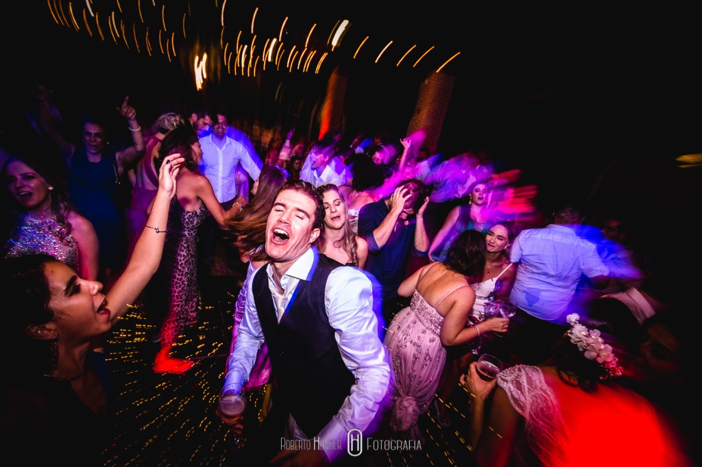 Fotografia: Roberto Hunger Fotografia;Vídeo: Foto Barão;Fazenda e Haras São Bento;cerimonial: Primas Cerimonial;Celebrante: Edu Toledo;Make/Cabelo: Juninho Makehair;Buffet: Buffet Hernandes Gastronomia;Doce de Leite Bem-casaderia;Regina Bolos;Banda Tribals;Pertrini Wedding Band;Vestido: Casamarela (@casamarelanoivas);Araujo’s Bartenders;Kombi Pics