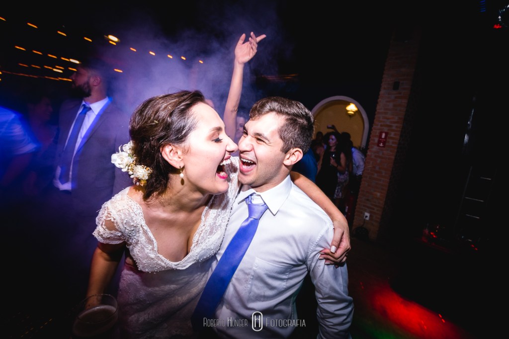 Fotografia: Roberto Hunger Fotografia ; Fazenda e Haras São Bento ; cerimonial: Primas Cerimonial; Celebrante: Edu Toledo;Make/Cabelo: Juninho Makehair; Buffet: Buffet Hernandes Gastronomia; Doce de Leite Bem-casaderia; Regina Bolos; Banda Tribals; Pertrini Wedding Band; Vestido: Casamarela (@casamarelanoivas); Araujo’s Bartenders; Kombi Pics