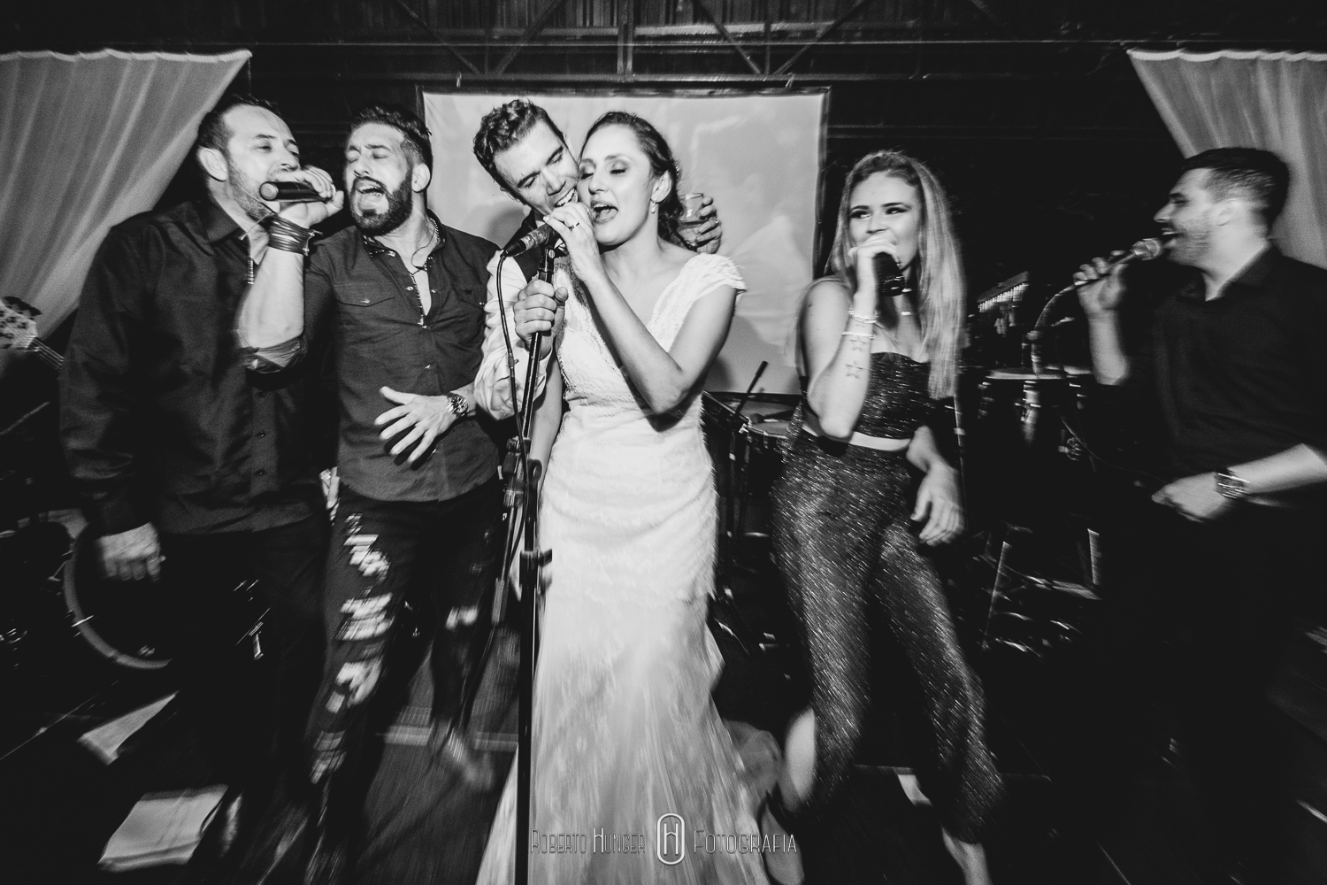 Fotografia: Roberto Hunger Fotografia ; Fazenda e Haras São Bento ; cerimonial: Primas Cerimonial; Celebrante: Edu Toledo;Make/Cabelo: Juninho Makehair; Buffet: Buffet Hernandes Gastronomia; Doce de Leite Bem-casaderia; Regina Bolos; Banda Tribals; Pertrini Wedding Band; Vestido: Casamarela (@casamarelanoivas); Araujo’s Bartenders; Kombi Pics