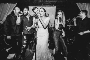 Fotografia: Roberto Hunger Fotografia ; Fazenda e Haras São Bento ; cerimonial: Primas Cerimonial; Celebrante: Edu Toledo;Make/Cabelo: Juninho Makehair; Buffet: Buffet Hernandes Gastronomia; Doce de Leite Bem-casaderia; Regina Bolos; Banda Tribals; Pertrini Wedding Band; Vestido: Casamarela (@casamarelanoivas); Araujo’s Bartenders; Kombi Pics