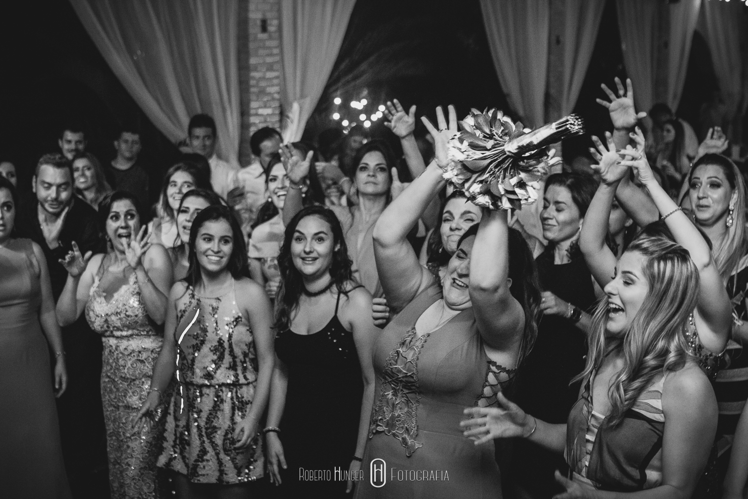 Fotografia: Roberto Hunger Fotografia ; Fazenda e Haras São Bento ; cerimonial: Primas Cerimonial; Celebrante: Edu Toledo;Make/Cabelo: Juninho Makehair; Buffet: Buffet Hernandes Gastronomia; Doce de Leite Bem-casaderia; Regina Bolos; Banda Tribals; Pertrini Wedding Band; Vestido: Casamarela (@casamarelanoivas); Araujo’s Bartenders; Kombi Pics