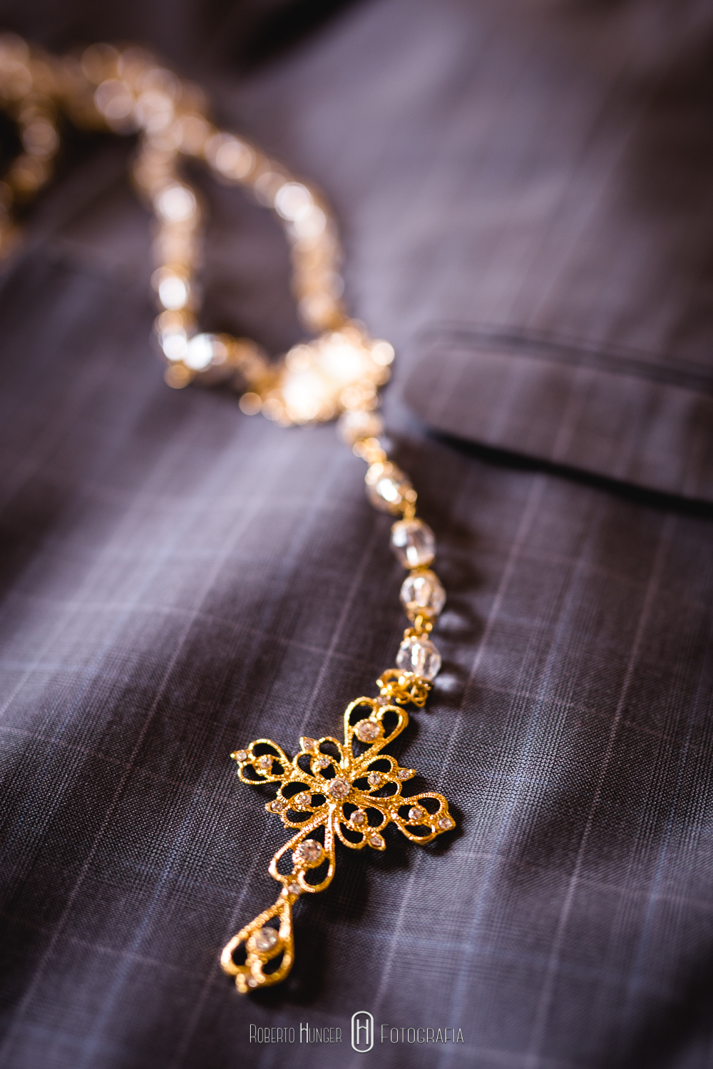 Fotografia: Roberto Hunger Fotografia e equipe;Cabelo/ make: Tânia Cyrino (GLAM Beauty Lounge).;Local: Hotel Serra Bonita;Buffet: Hotel Serra Bonita;Decoração: Hotel Serra Bonita;Bolo, doces e bem casado : Elisângela Doces Finos;Cerimônial: Ana Faria;Celebrante: Padre Jésus.