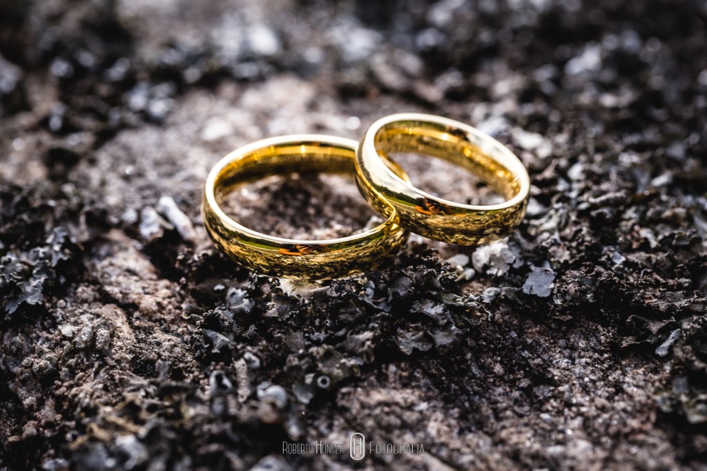 Fotografia: Roberto Hunger Fotografia e equipe;Cabelo/ make: Tânia Cyrino (GLAM Beauty Lounge).;Local: Hotel Serra Bonita;Buffet: Hotel Serra Bonita;Decoração: Hotel Serra Bonita;Bolo, doces e bem casado : Elisângela Doces Finos;Cerimônial: Ana Faria;Celebrante: Padre Jésus.