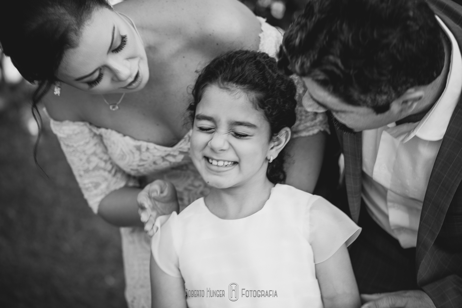 pais beijando daminha em casamento, fotos de casamento emocionantes, bodas de zinco criativa, mini wedding nas montanhas, casamento rústico e chique , fotógrafo mineiro de casamento