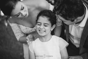 pais beijando daminha em casamento, fotos de casamento emocionantes, bodas de zinco criativa, mini wedding nas montanhas, casamento rústico e chique , fotógrafo mineiro de casamento