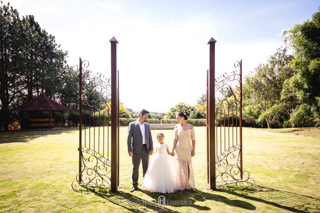 casal de noivos e filha em foto de casamento, fotos de casamento emocionantes, bodas de zinco criativa, mini wedding nas montanhas, casamento rústico e chique , fotógrafo mineiro de casamento