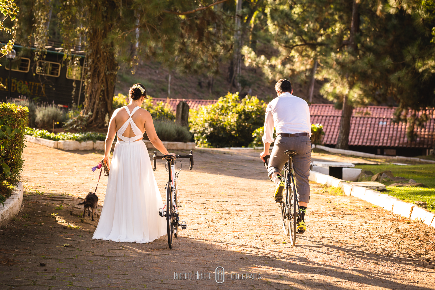 noiva e noivo ciclistas, bicicletas em casamentos, casal ciclista, casando nas montanhas, hotel serra bonita fotos, casamentos minas gerais