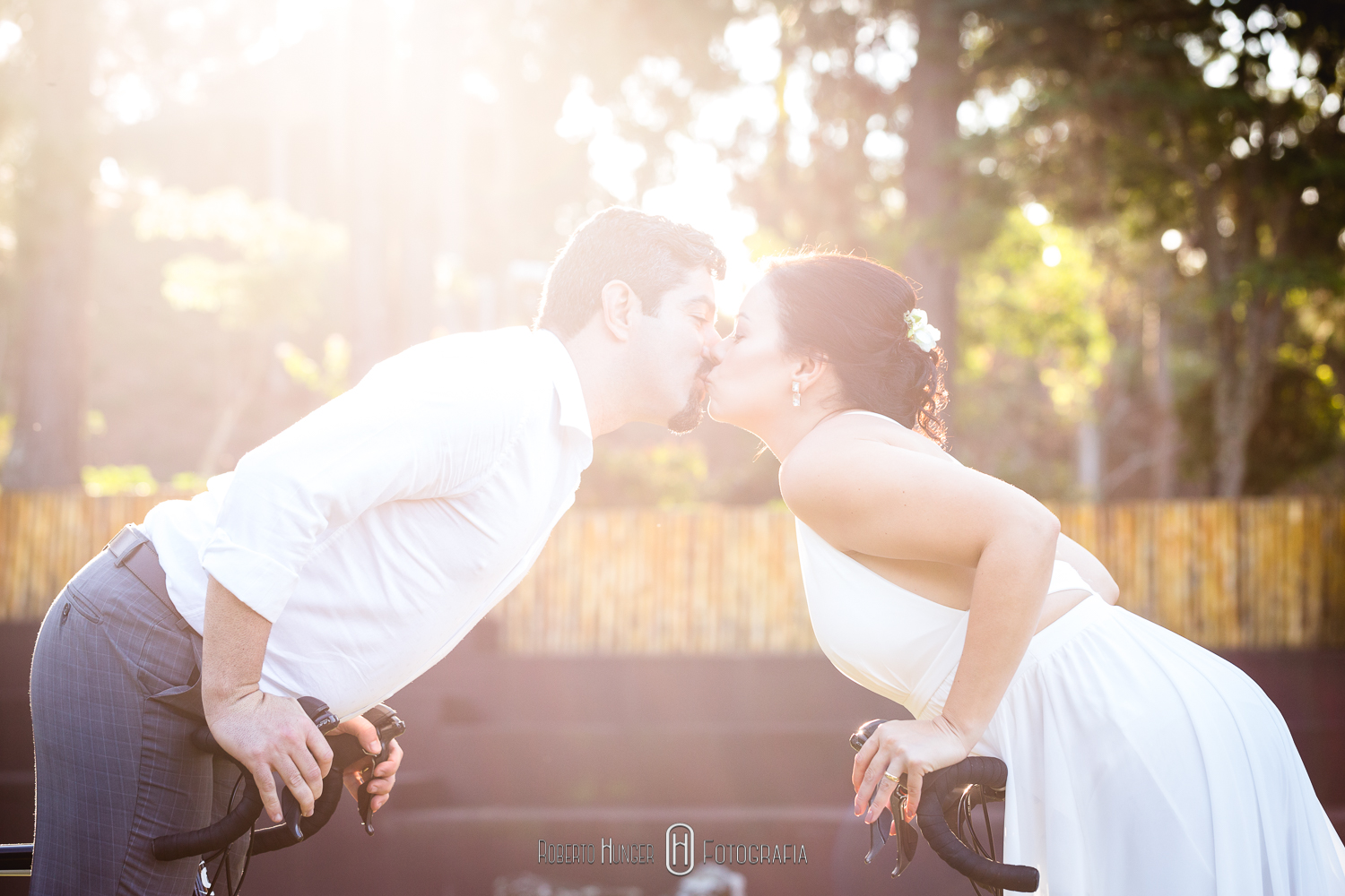 noiva e noivo ciclistas, bicicletas em casamentos, casal ciclista, casando nas montanhas, hotel serra bonita fotos, casamentos minas gerais