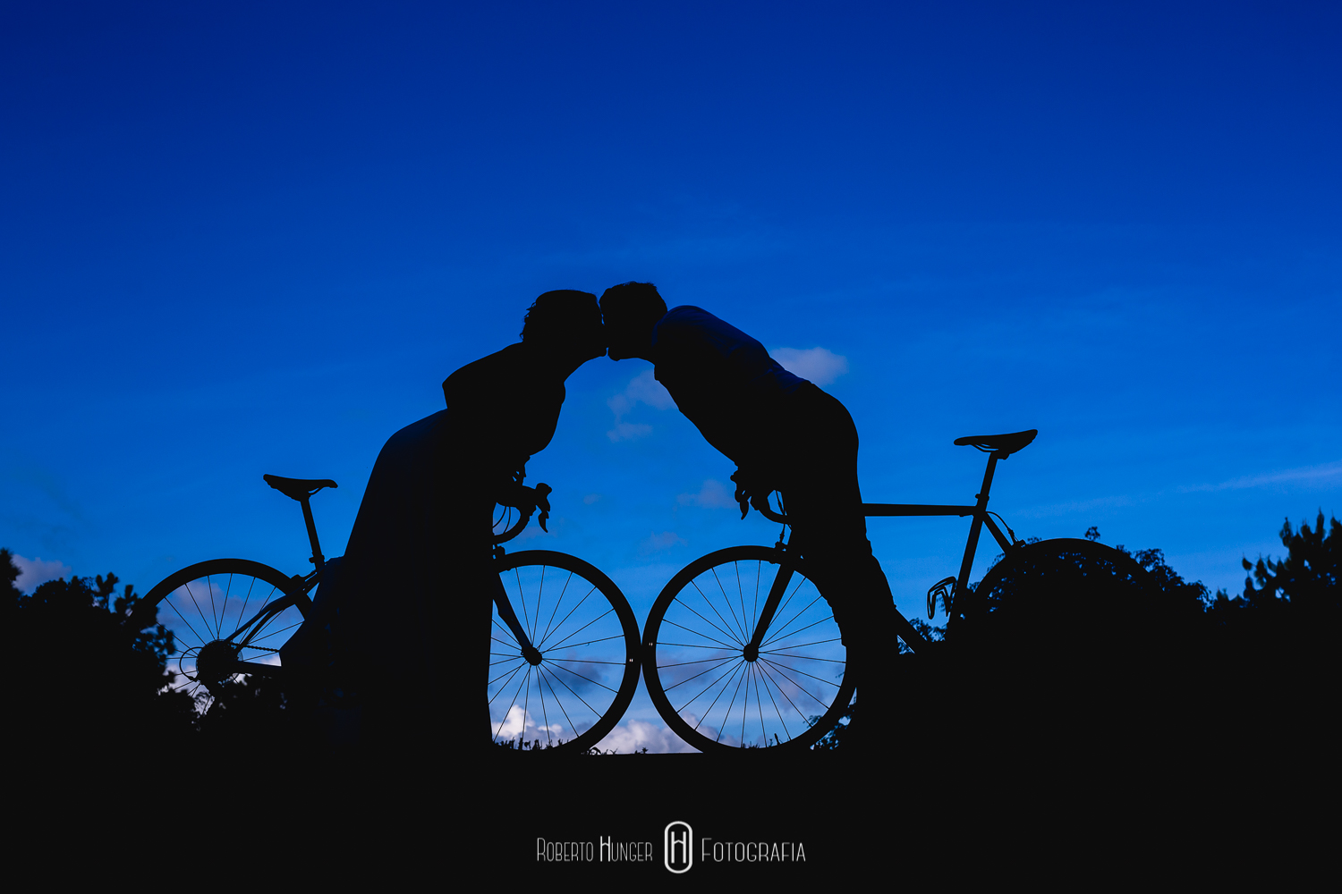 noiva e noivo ciclistas, bicicletas em casamentos, casal ciclista, casando nas montanhas, hotel serra bonita fotos, casamentos minas gerais