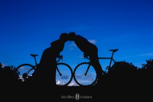 noiva e noivo ciclistas, bicicletas em casamentos, casal ciclista, casando nas montanhas, hotel serra bonita fotos, casamentos minas gerais