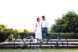 noiva e noivo ciclistas, bicicletas em casamentos, casal ciclista, casando nas montanhas, hotel serra bonita fotos, casamentos minas gerais