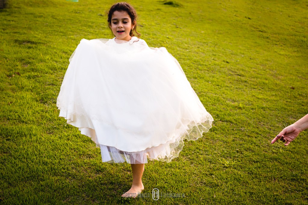 daminha correndo descalça, fotos de casamento emocionantes, bodas de zinco criativa, mini wedding nas montanhas, casamento rústico e chique , fotógrafo mineiro de casamento