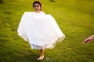 daminha correndo descalça, fotos de casamento emocionantes, bodas de zinco criativa, mini wedding nas montanhas, casamento rústico e chique , fotógrafo mineiro de casamento