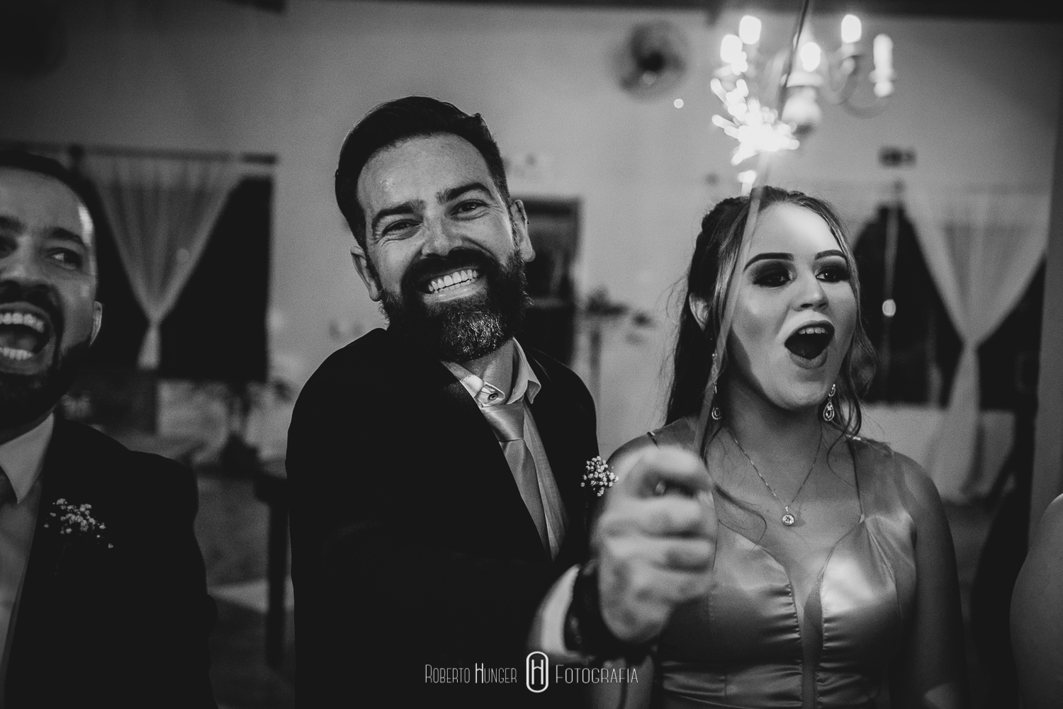 Cerimônia: Paróquia Nossa Senhora da Soledade Recepção: Xandi Campestre Barman: Ueslei Vincius Buffet: Xandi Gomes Cabine de fotos: EU NA FOTO - Cabine Cerimonial: Cerimonial Rafael Guedes Cerimonial, André Borges, Glauco Estevam, Fernanda Santos Dj: Mateus Costa Decoração: Menu Decor Saulo Ramon Gentil Emerson Baxinho; Dia da Noiva: Villa Venuta Doces, bem-casados e bolo cenográfico: Soraya Mouallem; Fotografia: Roberto Hunger Junior & Jonaan Carvalho Filmagem: Eternize Films Julio Cesar Silva Douglas Barbosa Hair: Simone Peres Make: Bruna Siqueira Papelaria: 1º Atto Convites Vestido da noiva: Nova Noiva