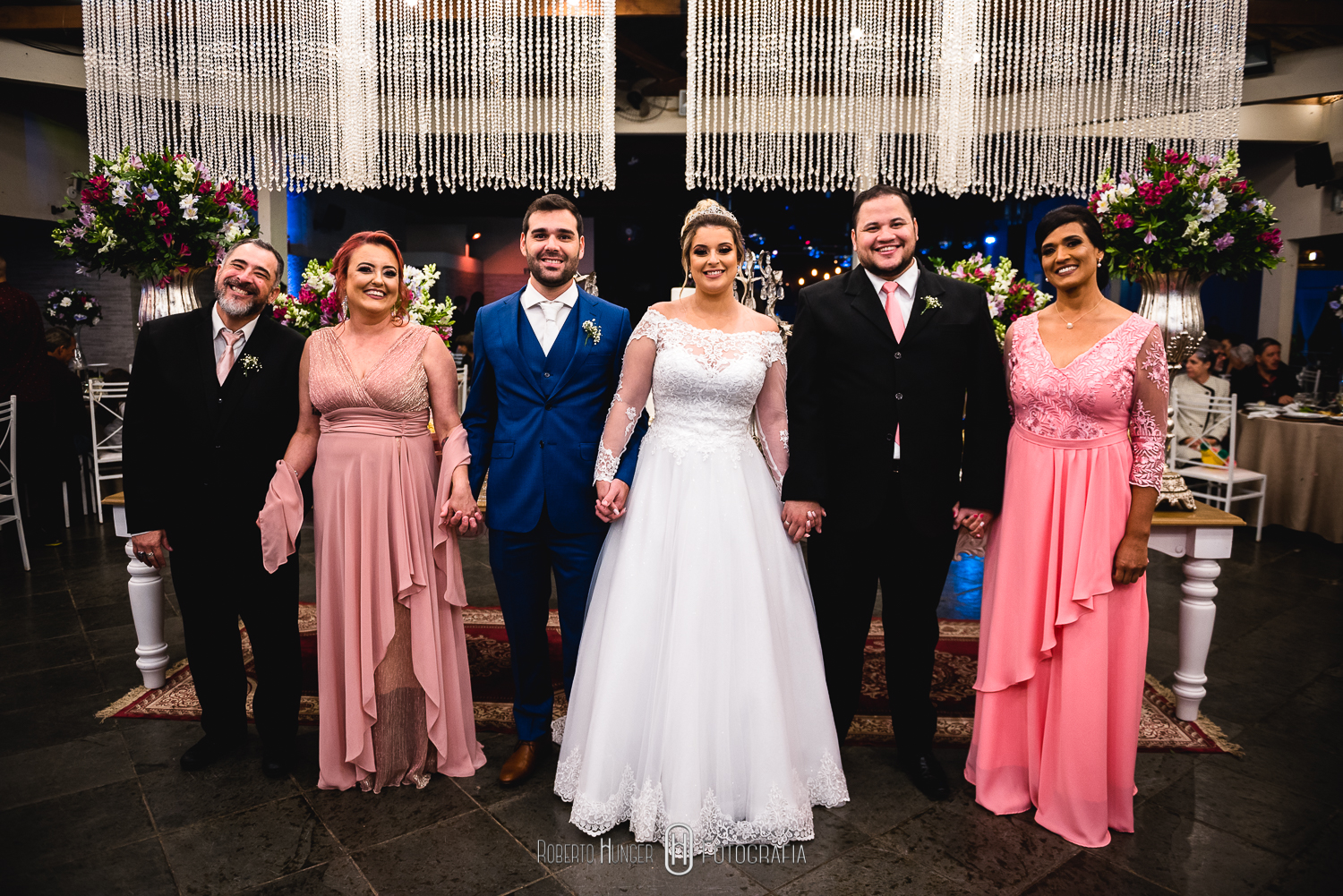 Cerimônia: Paróquia Nossa Senhora da Soledade Recepção: Xandi Campestre Barman: Ueslei Vincius Buffet: Xandi Gomes Cabine de fotos: EU NA FOTO - Cabine Cerimonial: Cerimonial Rafael Guedes Cerimonial, André Borges, Glauco Estevam, Fernanda Santos Dj: Mateus Costa Decoração: Menu Decor Saulo Ramon Gentil Emerson Baxinho; Dia da Noiva: Villa Venuta Doces, bem-casados e bolo cenográfico: Soraya Mouallem; Fotografia: Roberto Hunger Junior & Jonaan Carvalho Filmagem: Eternize Films Julio Cesar Silva Douglas Barbosa Hair: Simone Peres Make: Bruna Siqueira Papelaria: 1º Atto Convites Vestido da noiva: Nova Noiva