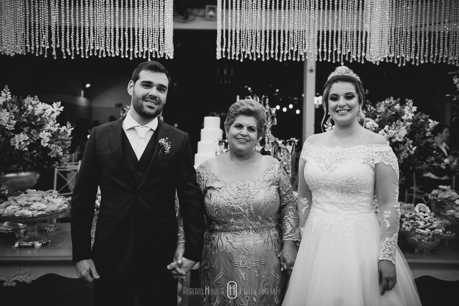 Cerimônia: Paróquia Nossa Senhora da Soledade Recepção: Xandi Campestre Barman: Ueslei Vincius Buffet: Xandi Gomes Cabine de fotos: EU NA FOTO - Cabine Cerimonial: Cerimonial Rafael Guedes Cerimonial, André Borges, Glauco Estevam, Fernanda Santos Dj: Mateus Costa Decoração: Menu Decor Saulo Ramon Gentil Emerson Baxinho; Dia da Noiva: Villa Venuta Doces, bem-casados e bolo cenográfico: Soraya Mouallem; Fotografia: Roberto Hunger Junior & Jonaan Carvalho Filmagem: Eternize Films Julio Cesar Silva Douglas Barbosa Hair: Simone Peres Make: Bruna Siqueira Papelaria: 1º Atto Convites Vestido da noiva: Nova Noiva