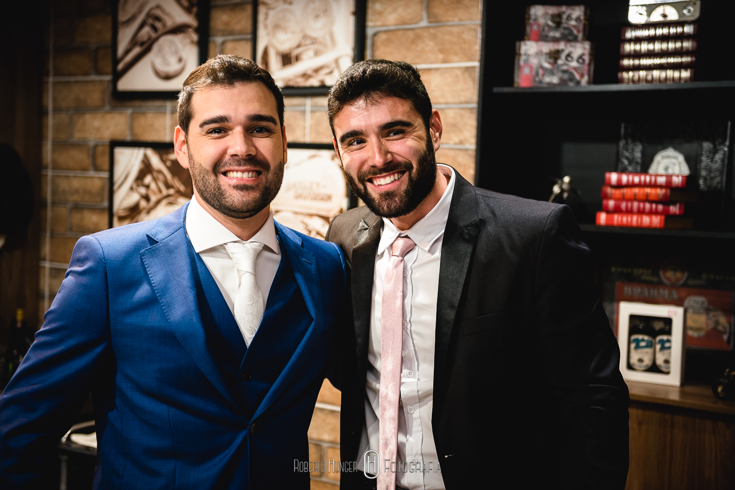 Cerimônia: Paróquia Nossa Senhora da Soledade Recepção: Xandi Campestre Barman: Ueslei Vincius Buffet: Xandi Gomes Cabine de fotos: EU NA FOTO - Cabine Cerimonial: Cerimonial Rafael Guedes Cerimonial, André Borges, Glauco Estevam, Fernanda Santos Dj: Mateus Costa Decoração: Menu Decor Saulo Ramon Gentil Emerson Baxinho; Dia da Noiva: Villa Venuta Doces, bem-casados e bolo cenográfico: Soraya Mouallem; Fotografia: Roberto Hunger Junior & Jonaan Carvalho Filmagem: Eternize Films Julio Cesar Silva Douglas Barbosa Hair: Simone Peres Make: Bruna Siqueira Papelaria: 1º Atto Convites Vestido da noiva: Nova Noiva