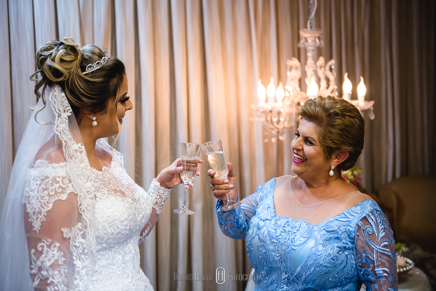 Cerimônia: Paróquia Nossa Senhora da Soledade Recepção: Xandi Campestre Barman: Ueslei Vincius Buffet: Xandi Gomes Cabine de fotos: EU NA FOTO - Cabine Cerimonial: Cerimonial Rafael Guedes Cerimonial, André Borges, Glauco Estevam, Fernanda Santos Dj: Mateus Costa Decoração: Menu Decor Saulo Ramon Gentil Emerson Baxinho; Dia da Noiva: Villa Venuta Doces, bem-casados e bolo cenográfico: Soraya Mouallem; Fotografia: Roberto Hunger Junior & Jonaan Carvalho Filmagem: Eternize Films Julio Cesar Silva Douglas Barbosa Hair: Simone Peres Make: Bruna Siqueira Papelaria: 1º Atto Convites Vestido da noiva: Nova Noiva