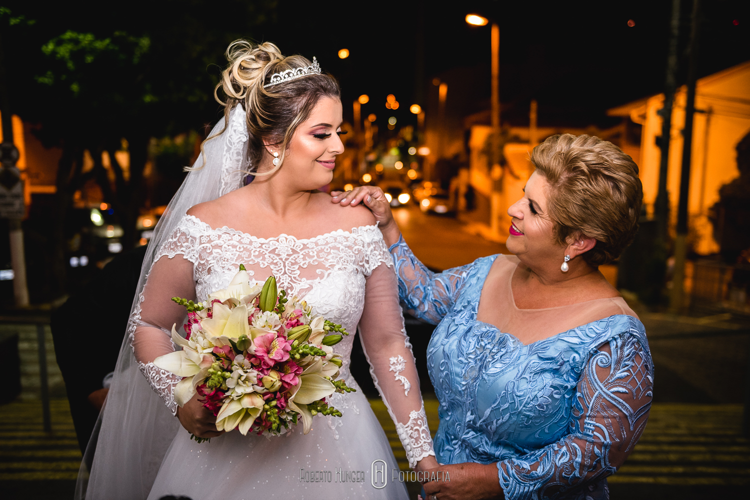 Cerimônia: Paróquia Nossa Senhora da Soledade Recepção: Xandi Campestre Barman: Ueslei Vincius Buffet: Xandi Gomes Cabine de fotos: EU NA FOTO - Cabine Cerimonial: Cerimonial Rafael Guedes Cerimonial, André Borges, Glauco Estevam, Fernanda Santos Dj: Mateus Costa Decoração: Menu Decor Saulo Ramon Gentil Emerson Baxinho; Dia da Noiva: Villa Venuta Doces, bem-casados e bolo cenográfico: Soraya Mouallem; Fotografia: Roberto Hunger Junior & Jonaan Carvalho Filmagem: Eternize Films Julio Cesar Silva Douglas Barbosa Hair: Simone Peres Make: Bruna Siqueira Papelaria: 1º Atto Convites Vestido da noiva: Nova Noiva