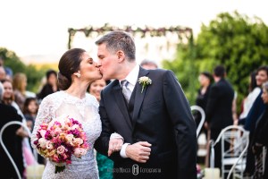 noivos casando cerimônia rústica montanhas felizes