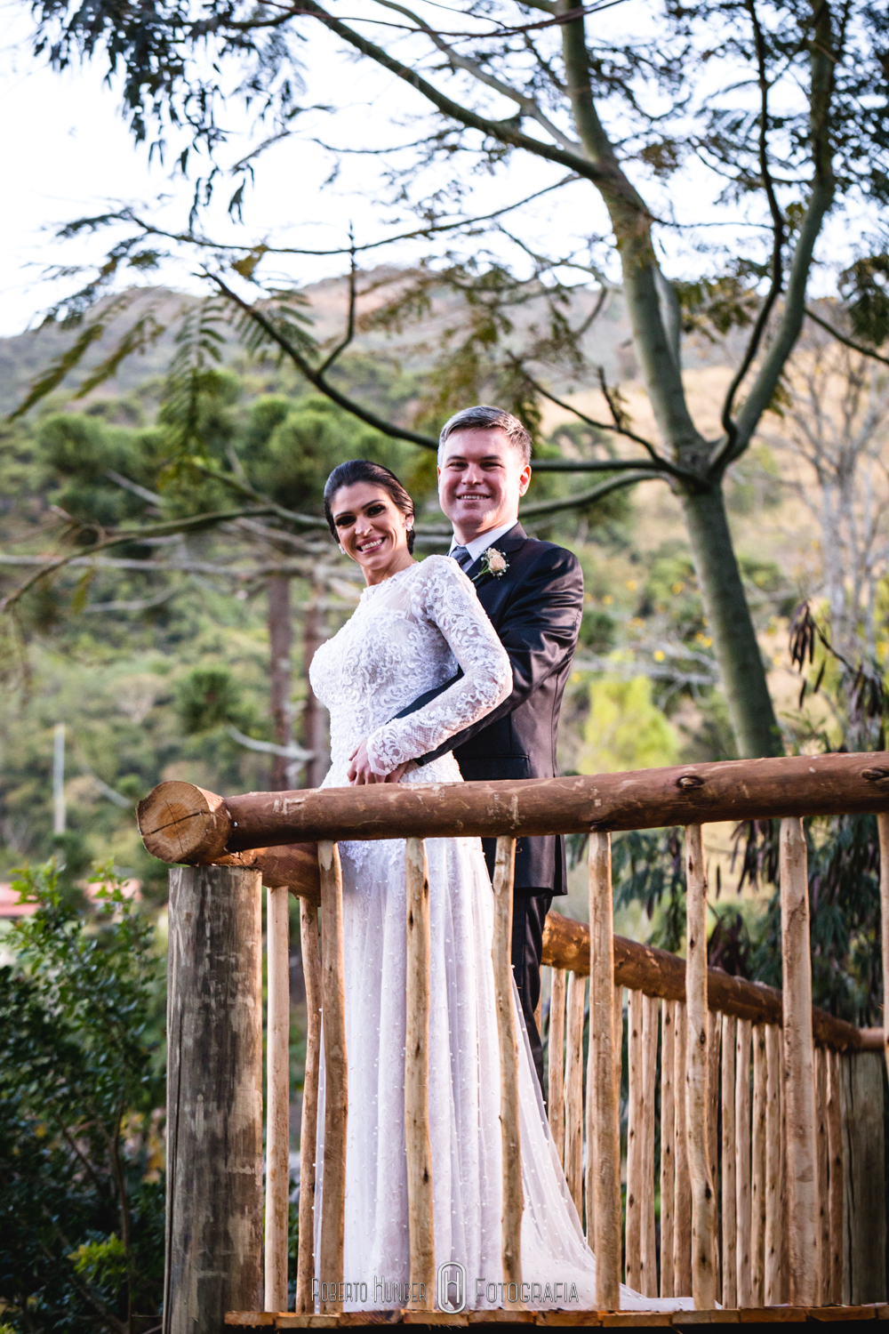 noivos casando cerimônia rústica montanhas felizes