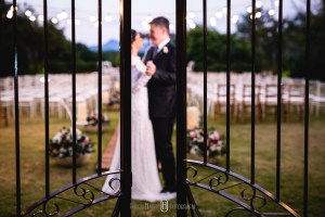 noivos casando cerimônia rústica montanhas felizes