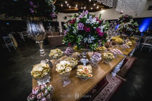 Cerimônia: Paróquia Nossa Senhora da Soledade Recepção: Xandi Campestre Barman: Ueslei Vincius Buffet: Xandi Gomes Cabine de fotos: EU NA FOTO - Cabine Cerimonial: Cerimonial Rafael Guedes Cerimonial, André Borges, Glauco Estevam, Fernanda Santos Dj: Mateus Costa Decoração: Menu Decor Saulo Ramon Gentil Emerson Baxinho; Dia da Noiva: Villa Venuta Doces, bem-casados e bolo cenográfico: Soraya Mouallem; Fotografia: Roberto Hunger Junior & Jonaan Carvalho Filmagem: Eternize Films Julio Cesar Silva Douglas Barbosa Hair: Simone Peres Make: Bruna Siqueira Papelaria: 1º Atto Convites Vestido da noiva: Nova Noiva