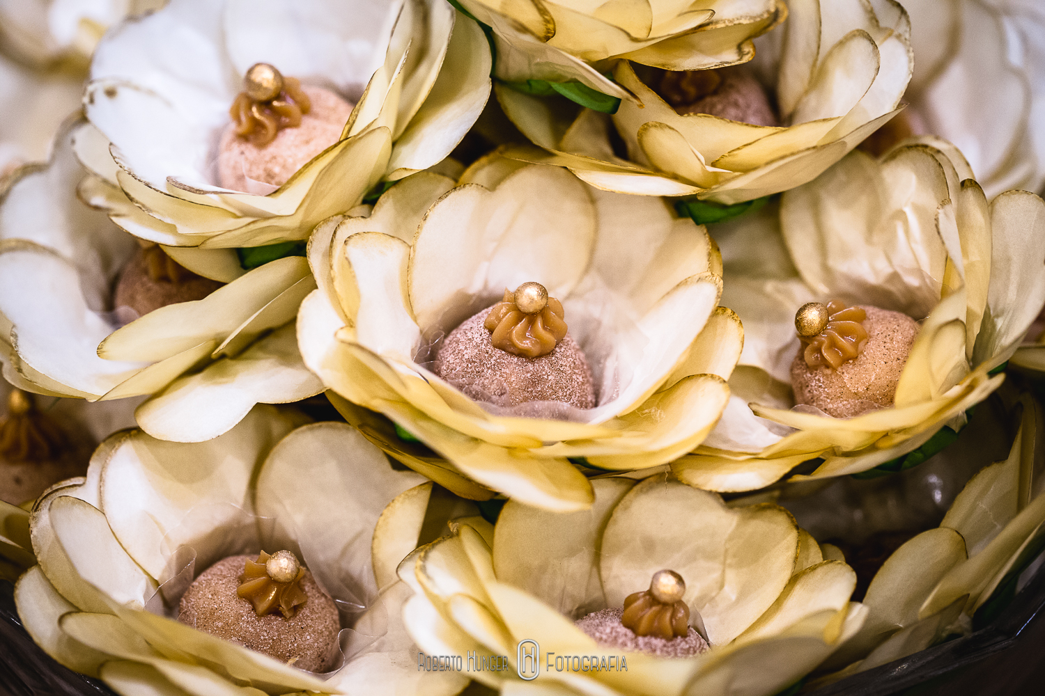 Cerimônia: Paróquia Nossa Senhora da Soledade Recepção: Xandi Campestre Barman: Ueslei Vincius Buffet: Xandi Gomes Cabine de fotos: EU NA FOTO - Cabine Cerimonial: Cerimonial Rafael Guedes Cerimonial, André Borges, Glauco Estevam, Fernanda Santos Dj: Mateus Costa Decoração: Menu Decor Saulo Ramon Gentil Emerson Baxinho; Dia da Noiva: Villa Venuta Doces, bem-casados e bolo cenográfico: Soraya Mouallem; Fotografia: Roberto Hunger Junior & Jonaan Carvalho Filmagem: Eternize Films Julio Cesar Silva Douglas Barbosa Hair: Simone Peres Make: Bruna Siqueira Papelaria: 1º Atto Convites Vestido da noiva: Nova Noiva