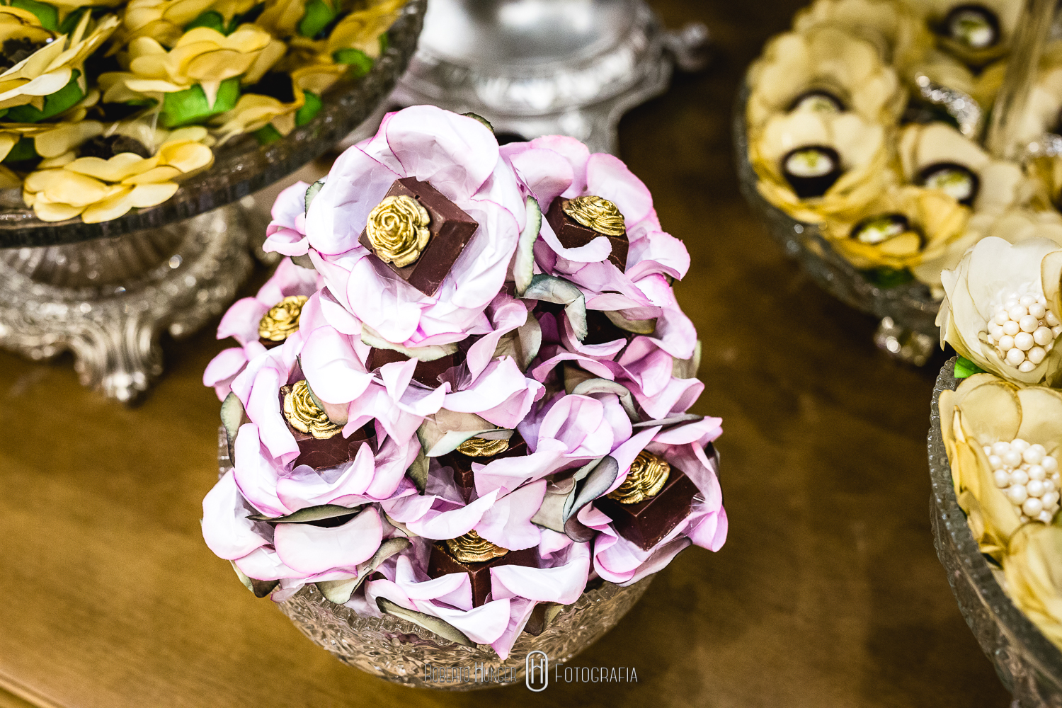 Cerimônia: Paróquia Nossa Senhora da Soledade Recepção: Xandi Campestre Barman: Ueslei Vincius Buffet: Xandi Gomes Cabine de fotos: EU NA FOTO - Cabine Cerimonial: Cerimonial Rafael Guedes Cerimonial, André Borges, Glauco Estevam, Fernanda Santos Dj: Mateus Costa Decoração: Menu Decor Saulo Ramon Gentil Emerson Baxinho; Dia da Noiva: Villa Venuta Doces, bem-casados e bolo cenográfico: Soraya Mouallem; Fotografia: Roberto Hunger Junior & Jonaan Carvalho Filmagem: Eternize Films Julio Cesar Silva Douglas Barbosa Hair: Simone Peres Make: Bruna Siqueira Papelaria: 1º Atto Convites Vestido da noiva: Nova Noiva