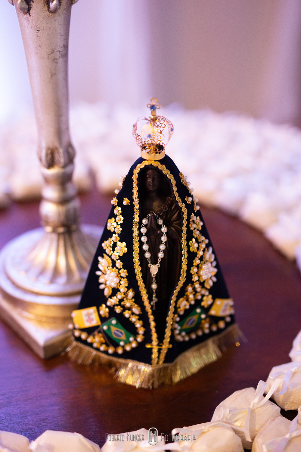 Cerimônia: Paróquia Nossa Senhora da Soledade Recepção: Xandi Campestre Barman: Ueslei Vincius Buffet: Xandi Gomes Cabine de fotos: EU NA FOTO - Cabine Cerimonial: Cerimonial Rafael Guedes Cerimonial, André Borges, Glauco Estevam, Fernanda Santos Dj: Mateus Costa Decoração: Menu Decor Saulo Ramon Gentil Emerson Baxinho; Dia da Noiva: Villa Venuta Doces, bem-casados e bolo cenográfico: Soraya Mouallem; Fotografia: Roberto Hunger Junior & Jonaan Carvalho Filmagem: Eternize Films Julio Cesar Silva Douglas Barbosa Hair: Simone Peres Make: Bruna Siqueira Papelaria: 1º Atto Convites Vestido da noiva: Nova Noiva