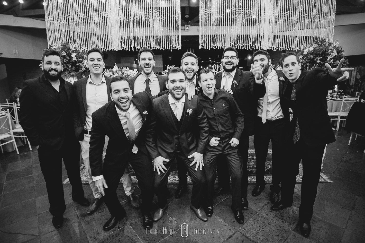 Cerimônia: Paróquia Nossa Senhora da Soledade Recepção: Xandi Campestre Barman: Ueslei Vincius Buffet: Xandi Gomes Cabine de fotos: EU NA FOTO - Cabine Cerimonial: Cerimonial Rafael Guedes Cerimonial, André Borges, Glauco Estevam, Fernanda Santos Dj: Mateus Costa Decoração: Menu Decor Saulo Ramon Gentil Emerson Baxinho; Dia da Noiva: Villa Venuta Doces, bem-casados e bolo cenográfico: Soraya Mouallem; Fotografia: Roberto Hunger Junior & Jonaan Carvalho Filmagem: Eternize Films Julio Cesar Silva Douglas Barbosa Hair: Simone Peres Make: Bruna Siqueira Papelaria: 1º Atto Convites Vestido da noiva: Nova Noiva