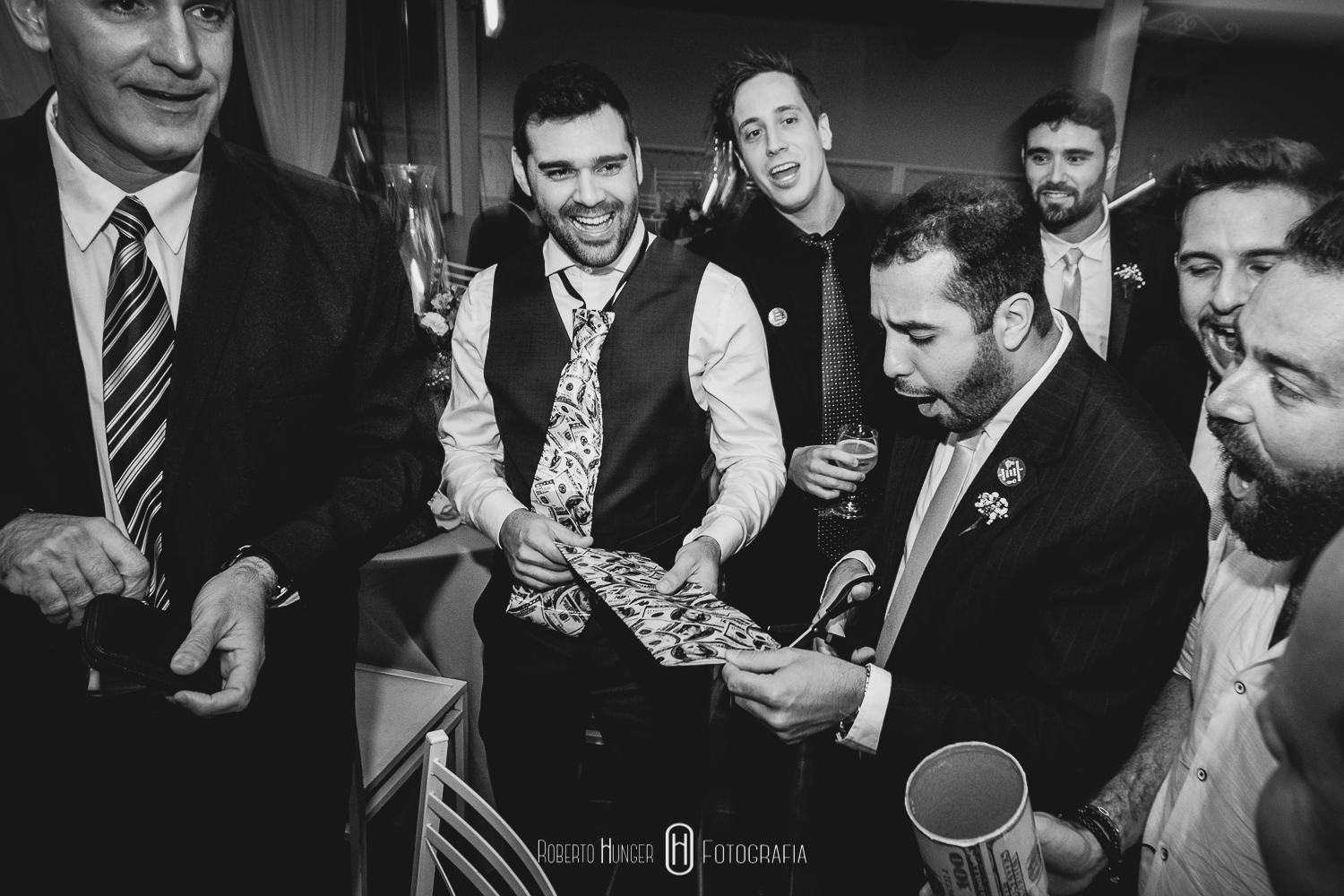 Cerimônia: Paróquia Nossa Senhora da Soledade Recepção: Xandi Campestre Barman: Ueslei Vincius Buffet: Xandi Gomes Cabine de fotos: EU NA FOTO - Cabine Cerimonial: Cerimonial Rafael Guedes Cerimonial, André Borges, Glauco Estevam, Fernanda Santos Dj: Mateus Costa Decoração: Menu Decor Saulo Ramon Gentil Emerson Baxinho; Dia da Noiva: Villa Venuta Doces, bem-casados e bolo cenográfico: Soraya Mouallem; Fotografia: Roberto Hunger Junior & Jonaan Carvalho Filmagem: Eternize Films Julio Cesar Silva Douglas Barbosa Hair: Simone Peres Make: Bruna Siqueira Papelaria: 1º Atto Convites Vestido da noiva: Nova Noiva