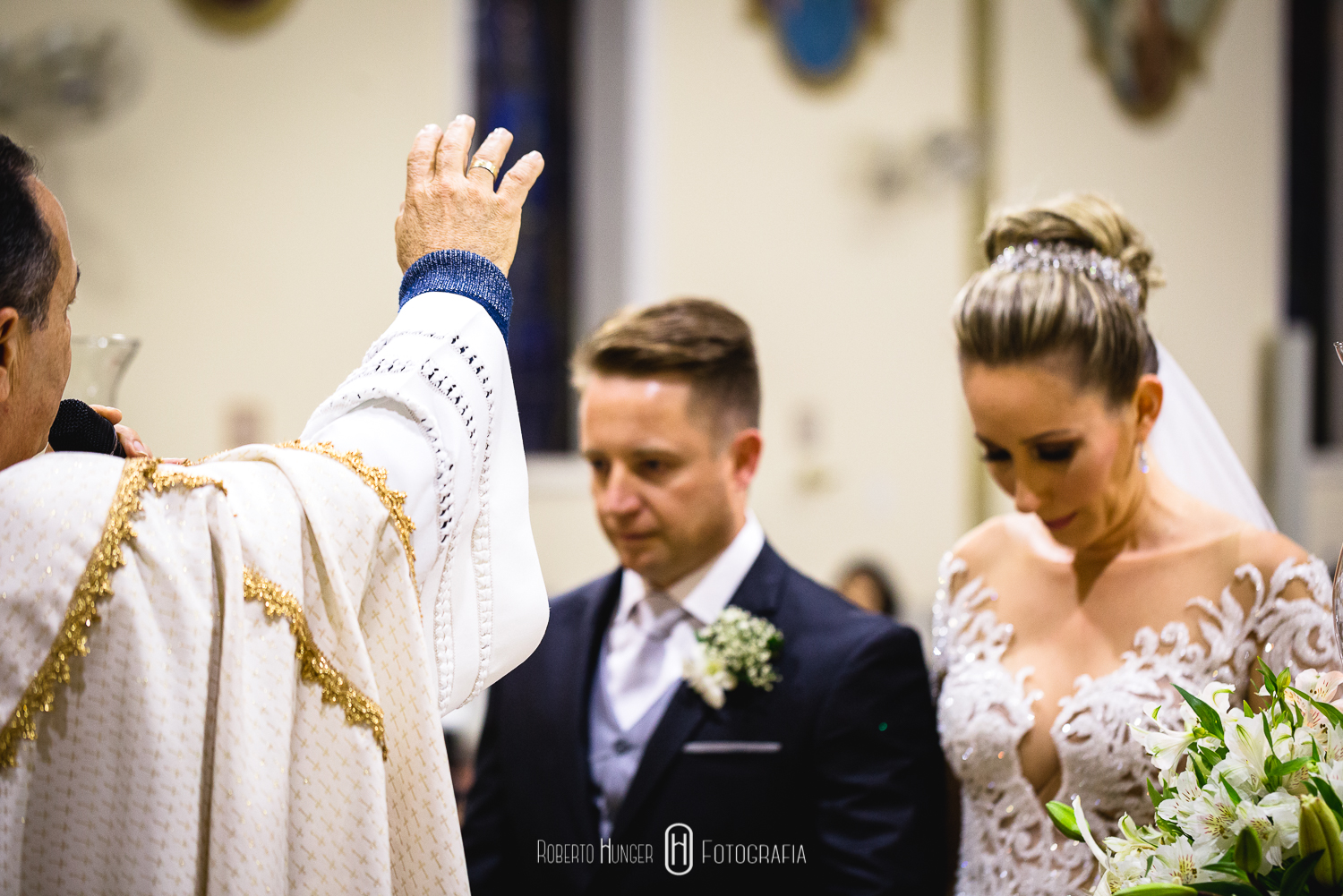 casamento católico em igrejas de minas gerais, casamento católico ao ar livre, casamento catolico entrada na igreja, cambui igreja matriz cerimônias de casamento