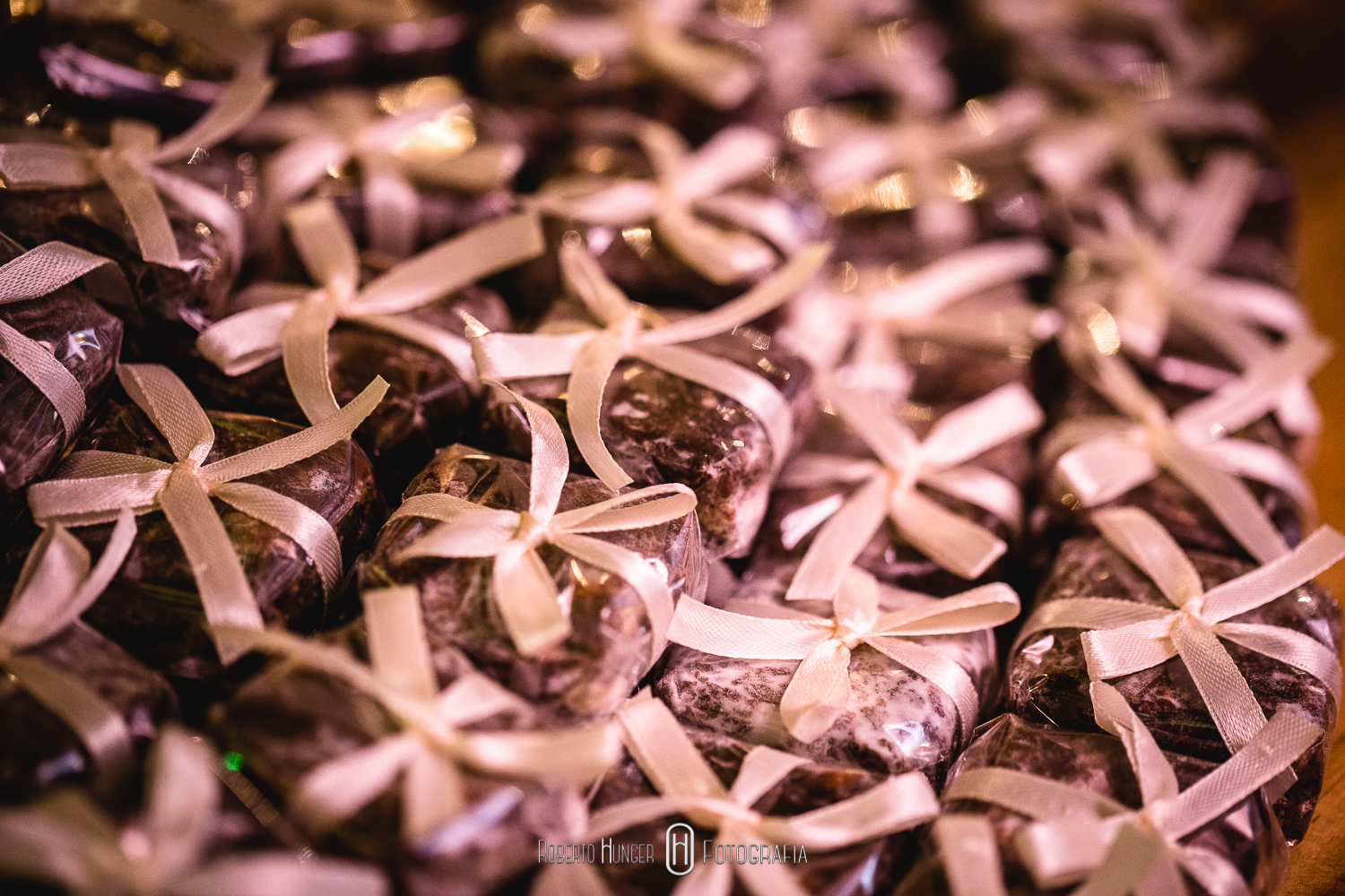 Fotografia: Roberto Hunger fotografia; – Espaço e Buffet: Pousada Cambuhy; – Banda: Juliana Campos; – Decoração: Decoração e Design Ana Belarmino e Rodrigo Dias; – Doces e palha italiana: Néia Rodrigues; – Músicos cerimonia: Alligare Eventos; – Cabelo: Beto Cabelereiro; – Make: Lu Azevedo Maquiadora; – Vestido: Atelier Rafael Garroni; – Assessoria e Cerimonial: Cerimonially Eventos.