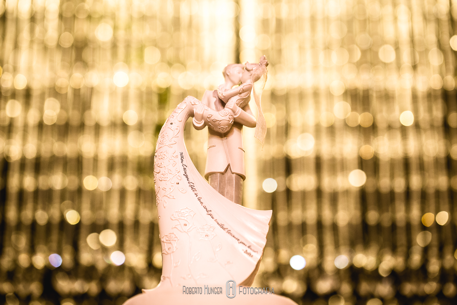 Fotografia: Roberto Hunger fotografia; – Espaço e Buffet: Pousada Cambuhy; – Banda: Juliana Campos; – Decoração: Decoração e Design Ana Belarmino e Rodrigo Dias; – Doces e palha italiana: Néia Rodrigues; – Músicos cerimonia: Alligare Eventos; – Cabelo: Beto Cabelereiro; – Make: Lu Azevedo Maquiadora; – Vestido: Atelier Rafael Garroni; – Assessoria e Cerimonial: Cerimonially Eventos.